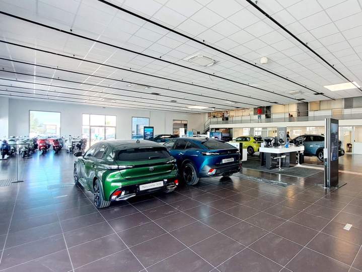 Installation de plafonds modulaires pour les professionnels